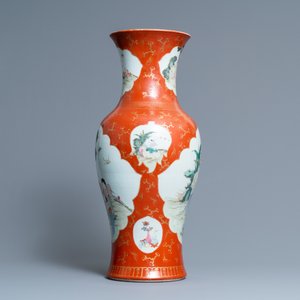 Een Chinese famille rose vaas met koraalrode fondkleur, Qianlong merk, Republiek — foto 2