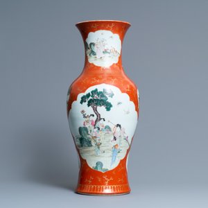 Een Chinese famille rose vaas met koraalrode fondkleur, Qianlong merk, Republiek — foto 3