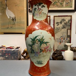 Een Chinese famille rose vaas met koraalrode fondkleur, Qianlong merk, Republiek — foto 8