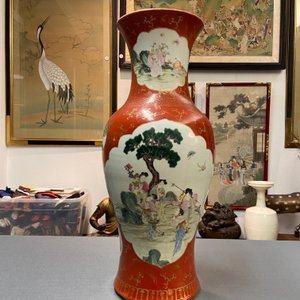 Een Chinese famille rose vaas met koraalrode fondkleur, Qianlong merk, Republiek — foto 10
