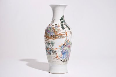 Een Chinese famille rose vaas met krijgers, Ju Ren Tang merk, 20e eeuw