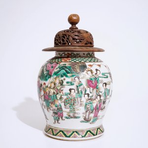 Een Chinese famille rose vaas met krijgers, later houten deksel, 19e eeuw — foto 3