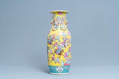 Een Chinese famille rose vaas met krijgers op gele fondkleur, 19e eeuw