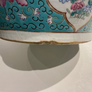 Een Chinese famille rose vaas met krijgers op gele fondkleur, 19e eeuw — foto 12