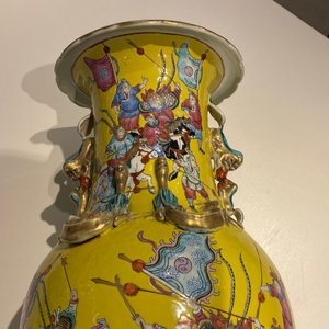 Een Chinese famille rose vaas met krijgers op gele fondkleur, 19e eeuw — foto 13