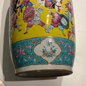 Een Chinese famille rose vaas met krijgers op gele fondkleur, 19e eeuw — foto 16
