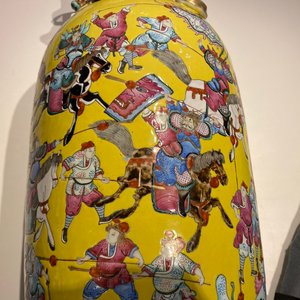 Een Chinese famille rose vaas met krijgers op gele fondkleur, 19e eeuw — foto 20