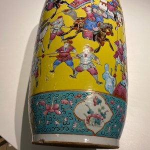 Een Chinese famille rose vaas met krijgers op gele fondkleur, 19e eeuw — foto 21