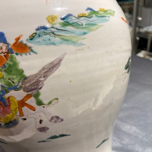 Een Chinese famille rose vaas met krijgers op verguld bronzen lampvoet, 19/20e eeuw — foto 11