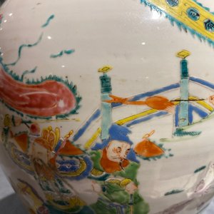 Een Chinese famille rose vaas met krijgers op verguld bronzen lampvoet, 19/20e eeuw — foto 12