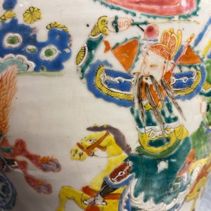 Een Chinese famille rose vaas met krijgers op verguld bronzen lampvoet, 19/20e eeuw — foto 14