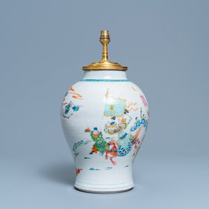 Een Chinese famille rose vaas met krijgers op verguld bronzen lampvoet, 19/20e eeuw — foto 5