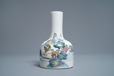 Een Chinese famille rose vaas met landschapsdecor, gesign. Zhang Zhitang (1893-1971), gedat. 1948