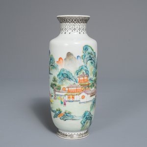 Een Chinese famille rose vaas met landschapsdecor, Qianlong merk, Republiek, 20e eeuw — foto 1