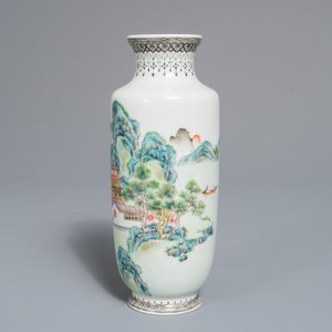 Een Chinese famille rose vaas met landschapsdecor, Qianlong merk, Republiek, 20e eeuw — foto 2