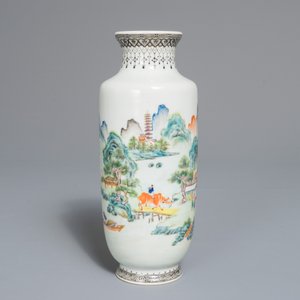 Een Chinese famille rose vaas met landschapsdecor, Qianlong merk, Republiek, 20e eeuw — foto 4