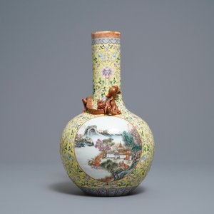 Een Chinese famille rose vaas met landschapsmedaillons, Qianlong merk, Republiek — foto 1
