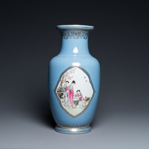 Een Chinese famille rose vaas met lavendelblauwe fondkleur, Qianlong merk, Republiek — foto 1
