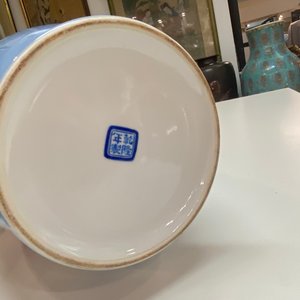 Een Chinese famille rose vaas met lavendelblauwe fondkleur, Qianlong merk, Republiek — foto 15