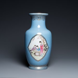 Een Chinese famille rose vaas met lavendelblauwe fondkleur, Qianlong merk, Republiek — foto 3
