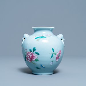 Een Chinese famille rose vaas met lavendelblauwe fondkleur, Yongzheng merk, 19/20e eeuw — foto 1