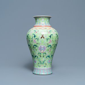 Een Chinese famille rose vaas met limoengroene fondkleur, Qianlong merk, 19/20e eeuw — foto 1