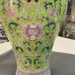 Een Chinese famille rose vaas met limoengroene fondkleur, Qianlong merk, 19/20e eeuw — foto 12