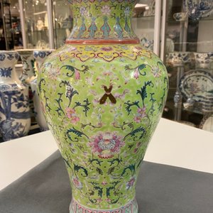 Een Chinese famille rose vaas met limoengroene fondkleur, Qianlong merk, 19/20e eeuw — foto 13