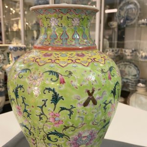 Een Chinese famille rose vaas met limoengroene fondkleur, Qianlong merk, 19/20e eeuw — foto 21