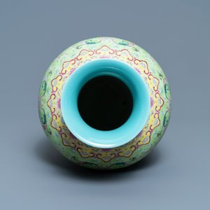 Een Chinese famille rose vaas met limoengroene fondkleur, Qianlong merk, 19/20e eeuw — foto 5