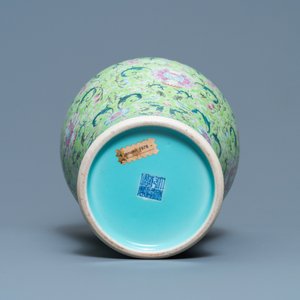 Een Chinese famille rose vaas met limoengroene fondkleur, Qianlong merk, 19/20e eeuw — foto 6