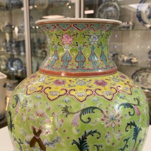 Een Chinese famille rose vaas met limoengroene fondkleur, Qianlong merk, 19/20e eeuw — foto 8