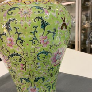 Een Chinese famille rose vaas met limoengroene fondkleur, Qianlong merk, 19/20e eeuw — foto 10