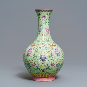 Een Chinese famille rose vaas met limoengroene fondkleur, Qianlong merk, Republiek — foto 1