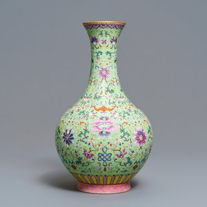 Een Chinese famille rose vaas met limoengroene fondkleur, Qianlong merk, Republiek — foto 2