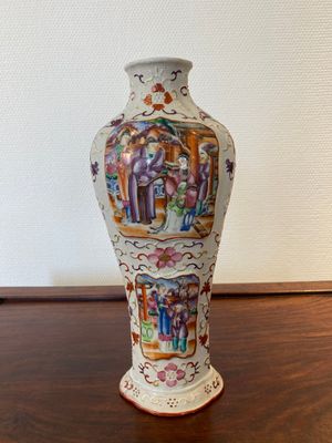 Een Chinese famille rose vaas met mandarijns decor, Qianlong — foto 1