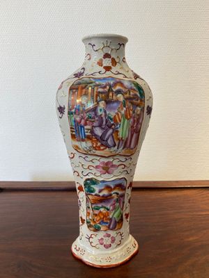 Een Chinese famille rose vaas met mandarijns decor, Qianlong — foto 3