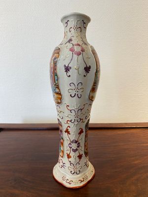 Een Chinese famille rose vaas met mandarijns decor, Qianlong — foto 4