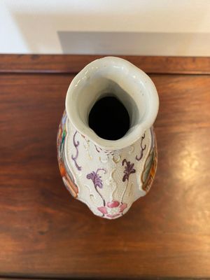 Een Chinese famille rose vaas met mandarijns decor, Qianlong — foto 5