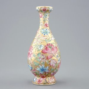 Een Chinese famille rose vaas met millefleurs decor op vergulde fond, 19/20e eeuw — foto 1