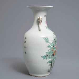 Een Chinese famille rose vaas met olifantenoren, Jingdezhen merk, 20e eeuw — foto 2