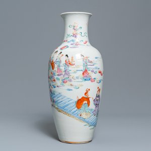 Een Chinese famille rose vaas met onsterfelijken, Qianlong merk, Republiek — foto 1