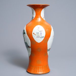 Een Chinese famille rose vaas met oranje fondkleur, Qianlong merk, Republiek, 20e eeuw — foto 2