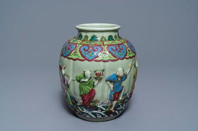 Een Chinese famille rose vaas met reliëfdecor op celadon fondkleur, 19/20e eeuw