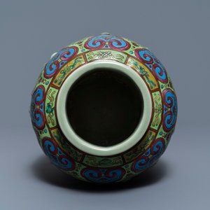 Een Chinese famille rose vaas met reliëfdecor op celadon fondkleur, 19/20e eeuw — foto 6