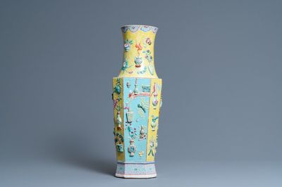 Een Chinese famille rose vaas met reliëfdecor van antiquiteiten, 19e eeuw
