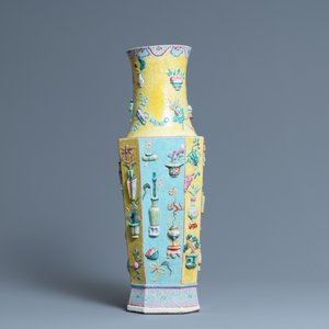 Een Chinese famille rose vaas met reliëfdecor van antiquiteiten, 19e eeuw — foto 2