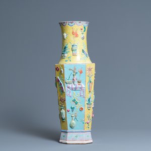 Een Chinese famille rose vaas met reliëfdecor van antiquiteiten, 19e eeuw — foto 3
