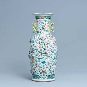 Een Chinese famille rose vaas met reliëfdecor van antiquiteiten, 19e eeuw — foto 1