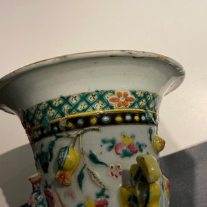 Een Chinese famille rose vaas met reliëfdecor van antiquiteiten, 19e eeuw — foto 12